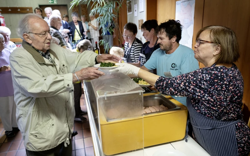 Ein warmes Essen, freundliche Worte: Mittagstisch der mobilen Tagesst&auml;tte EH-Mobil.