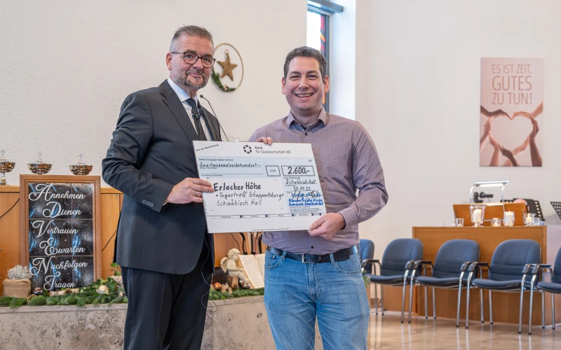 Gemeindevorsteher Stephan Sperling und Fabian Braun von der Erlacher H&ouml;he bei der Spenden&uuml;bergabe im Rahmen eines Gottesdienstes der Neuapostolischen Kirche (v. l.).
