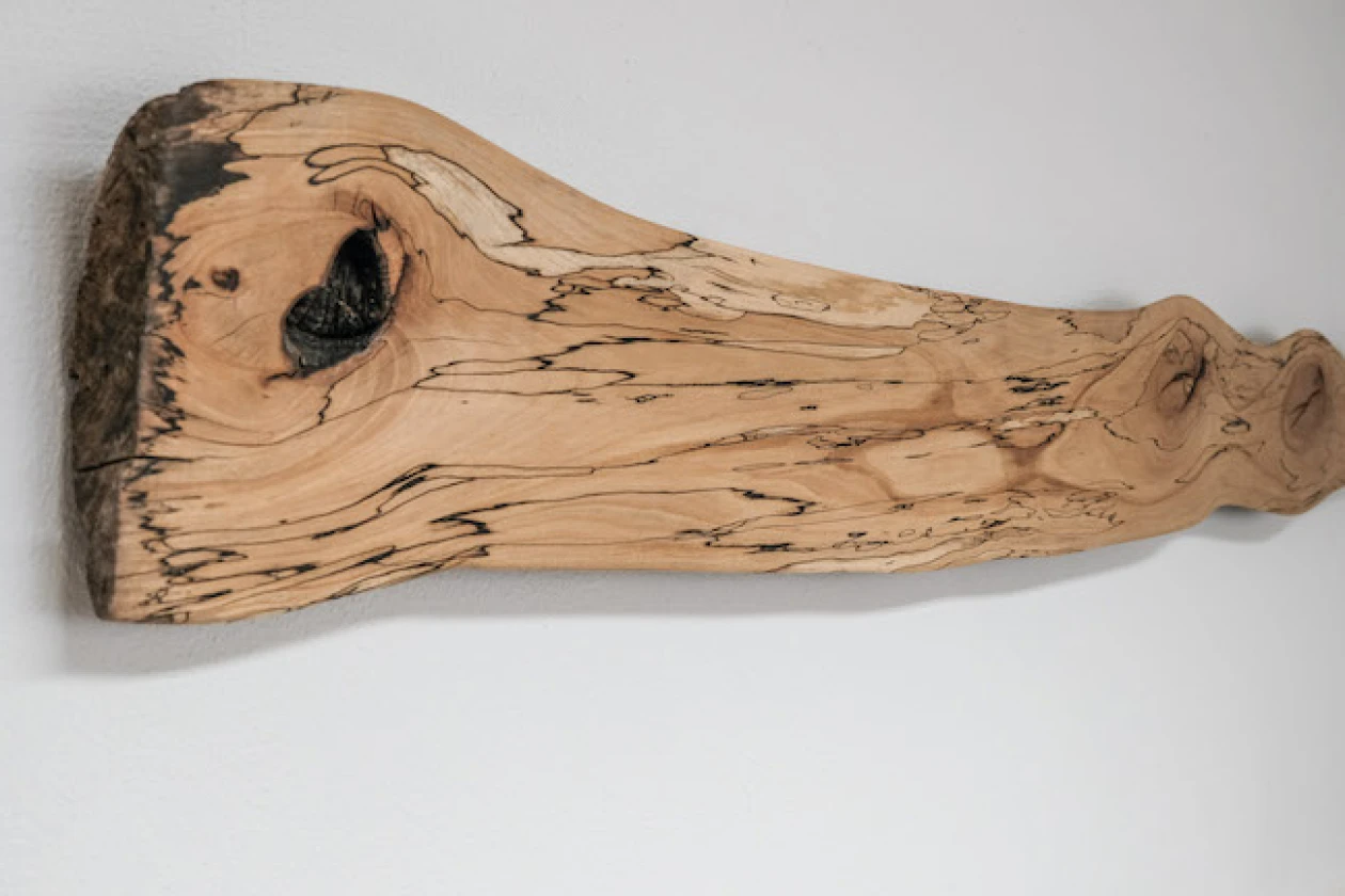 Holzst&uuml;ck aus hellem, gemaserten Holz mit nat&uuml;rlichen Unregelm&auml;&szlig;igkeiten.