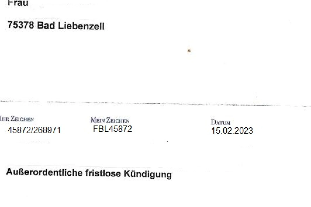 Blick auf ein Einschreiben: Eine au&szlig;erordentliche fristlose K&uuml;ndigung, die per Einwurfeinschreiben an eine Absenderadresse in Bad Liebenzell gerichtet ist. Das Datum 15.02.2023, eine Bearbeitungsnummer und das Zeichen des Absenders ist zu sehen.